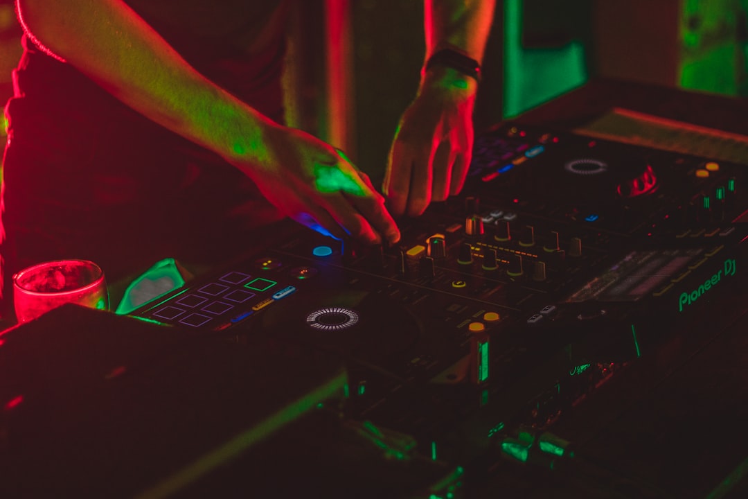 protégez votre nightclub avec une assurance adaptée. nos polices couvrent les risques spécifiques liés aux établissements nocturnes, assurant ainsi la sécurité de vos activités et de vos clients. découvrez des solutions sur mesure pour assurer la tranquillité d'esprit de votre entreprise.