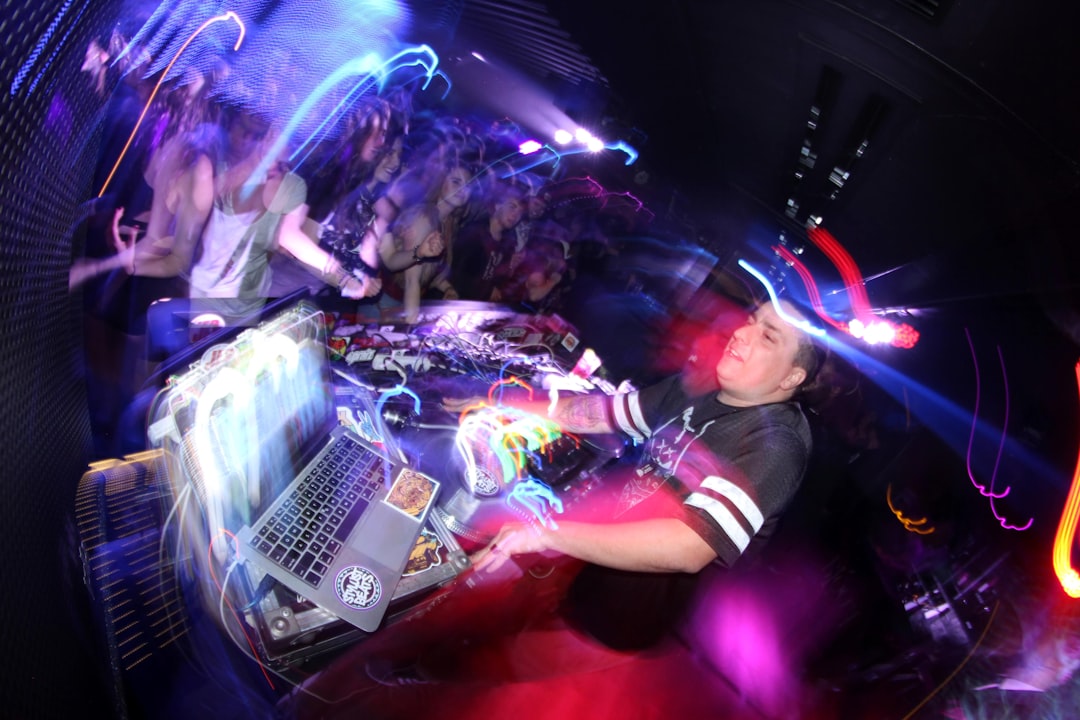 obtenez une couverture adaptée aux nightlife avec notre assurance pour nightclubs. protégez votre établissement des risques fréquents et assurez-vous contre les accidents, dommages matériels et responsabilité civile. bénéficiez d'un service personnalisé et d'une tranquillité d'esprit pour faire danser vos clients en toute sécurité.
