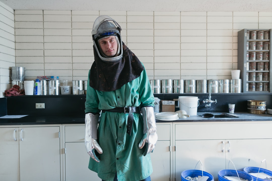 découvrez l'importance de la sécurité au travail : conseils, réglementations et meilleures pratiques pour assurer un environnement de travail sain et sécuritaire. soyez proactif pour prévenir les accidents et protéger la santé des employés.