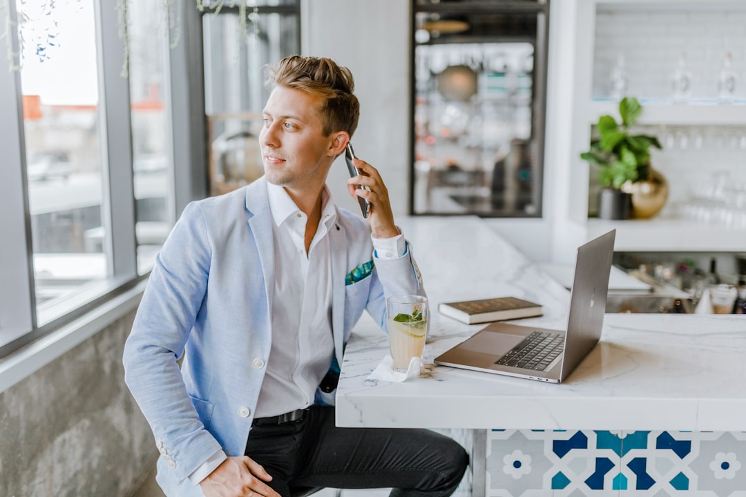 découvrez comment calculer l'assurance responsabilité professionnelle pour protéger votre entreprise. obtenez des conseils pratiques et des informations essentielles pour évaluer vos besoins en assurance.