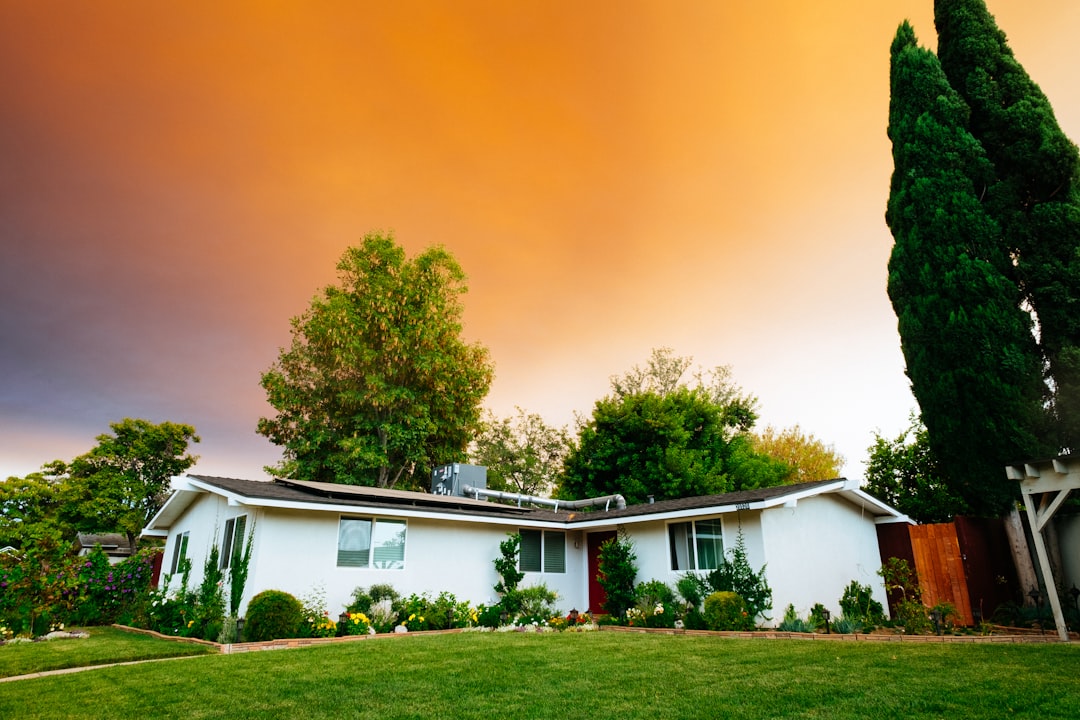 découvrez l'assurance immobilière, une protection essentielle pour votre bien immobilier. protégez votre investissement contre les risques comme les incendies, les dégâts des eaux et le vol, tout en bénéficiant de conseils adaptés pour choisir la couverture qui vous correspond le mieux.