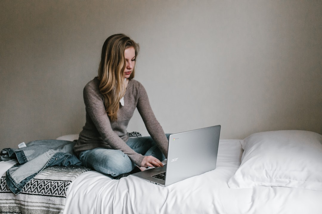 découvrez comment le travail à distance transforme l'environnement professionnel, offrant flexibilité et efficacité. explorez les meilleures pratiques pour travailler efficacement de chez vous tout en maintenant un équilibre vie professionnelle-vie personnelle.