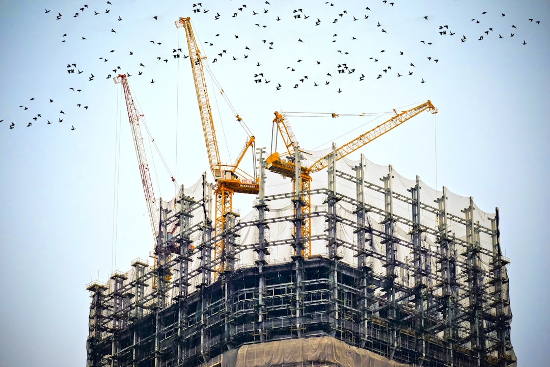 découvrez tout ce qu'il faut savoir sur l'assurance construction : protections contre les risques liés aux chantiers, garanties pour les propriétaires et entrepreneurs, et conseils pour choisir la meilleure couverture adaptée à vos projets.