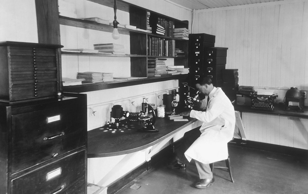 découvrez ce qu'est le cancer professionnel, ses causes, les professions à risque et les mesures de prévention à adopter pour protéger votre santé au travail.