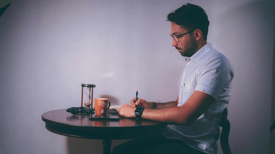 découvrez les causes et solutions du burnout chez les entrepreneurs. apprenez à reconnaître les signes d'épuisement professionnel et à mettre en place des stratégies efficaces pour préserver votre bien-être et votre succès.